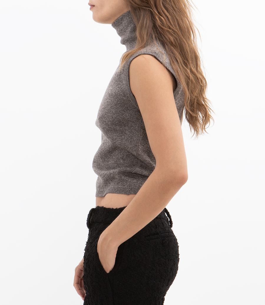 TURTLENECK SLEEVELESS TOP
